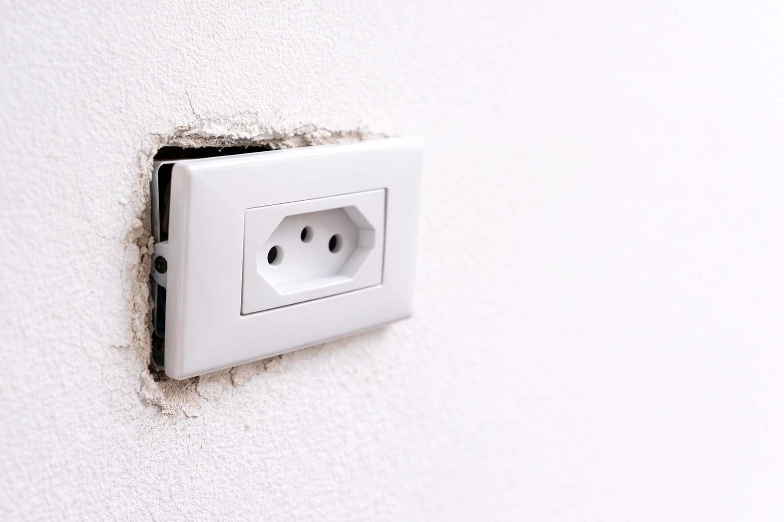 tomada elétrica solta e inclinada